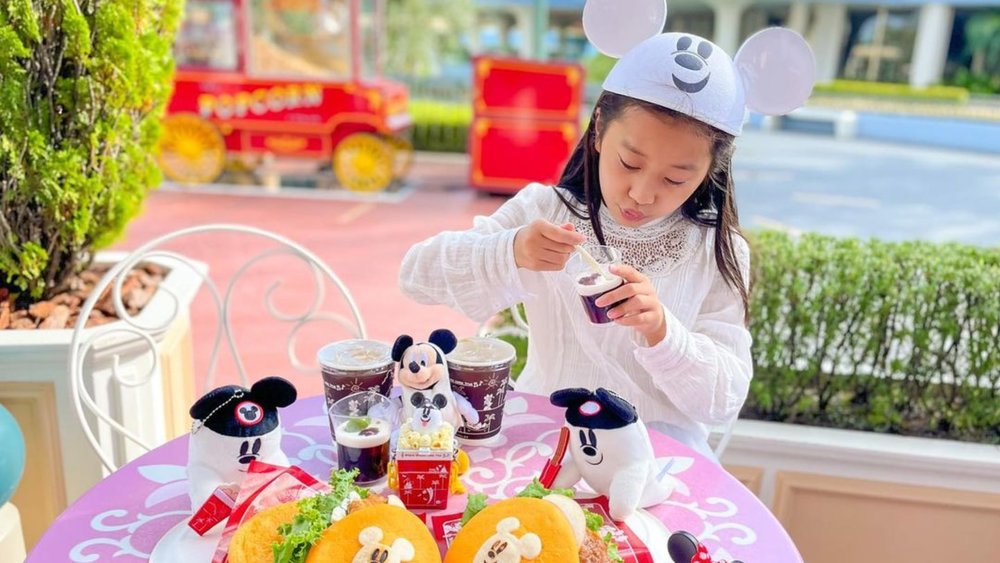 Have a sweet tooth? Grab your dessert at Sweetheart Cafe! Image credits to @che.disney.ruu on Instagram.