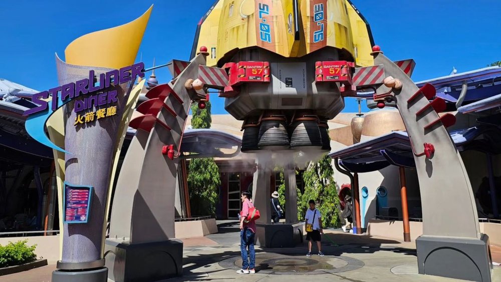 Take an intergalactic experience in Starliner Diner! Image credits to @sic_jo_mud_9 on Instagram.