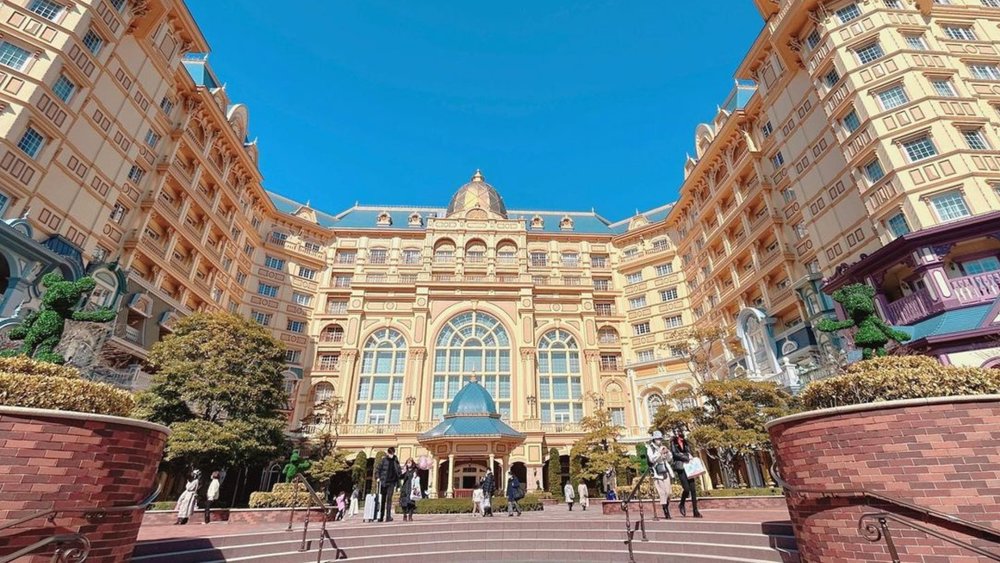 Care for an overnight stay at this historical Disney hotel? Credits to @jennifer_606 on Instagram