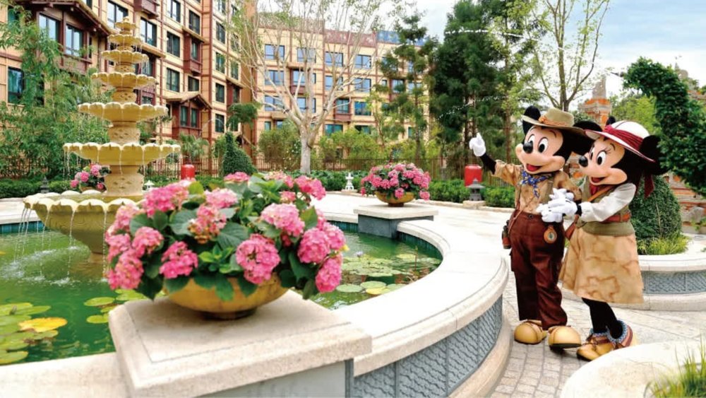 Rock up at this exotic hotel decked out with nearly 700 plant species! Credits to Klook