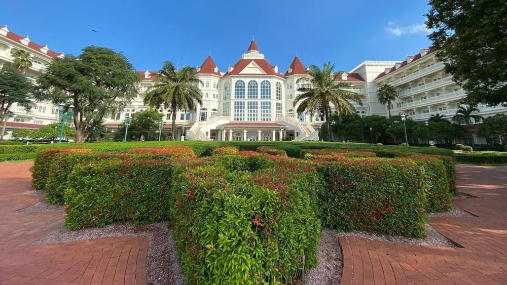 Elevate your Disneyland park experience by staying at a Disney hotel! Credits to @chai_310 on Instagram