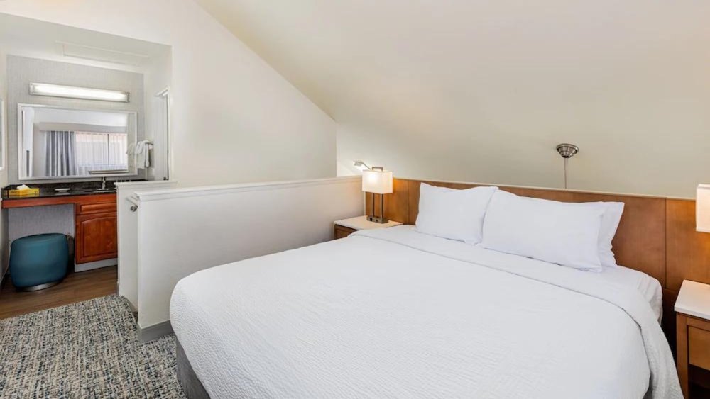 Crack open a tinny and slip into a deep slumber at this comfy hotel. Credits to Klook