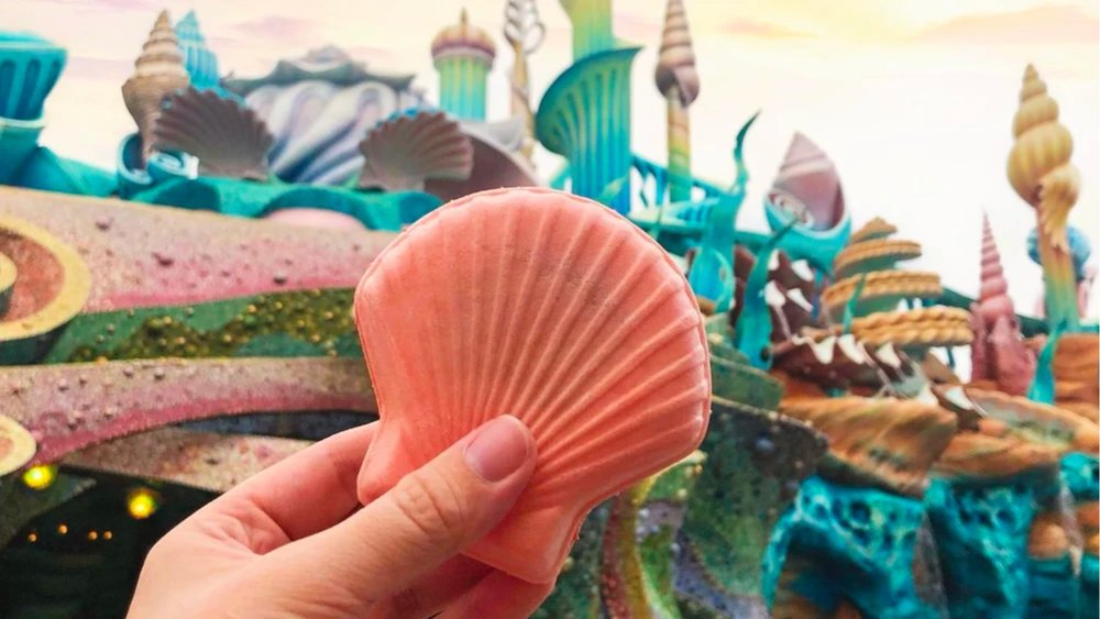 This cool treat for your eyes and tastebuds comes in a pretty shell form! Credits to Klook