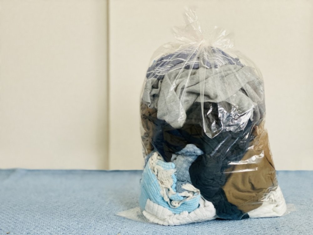 旅行の荷物 大きめのビニール袋と洋服