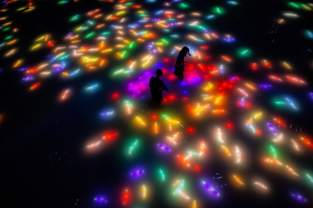 《人と共に踊る鯉によって描かれる水面のドローイング》 © チームラボ  ﻿