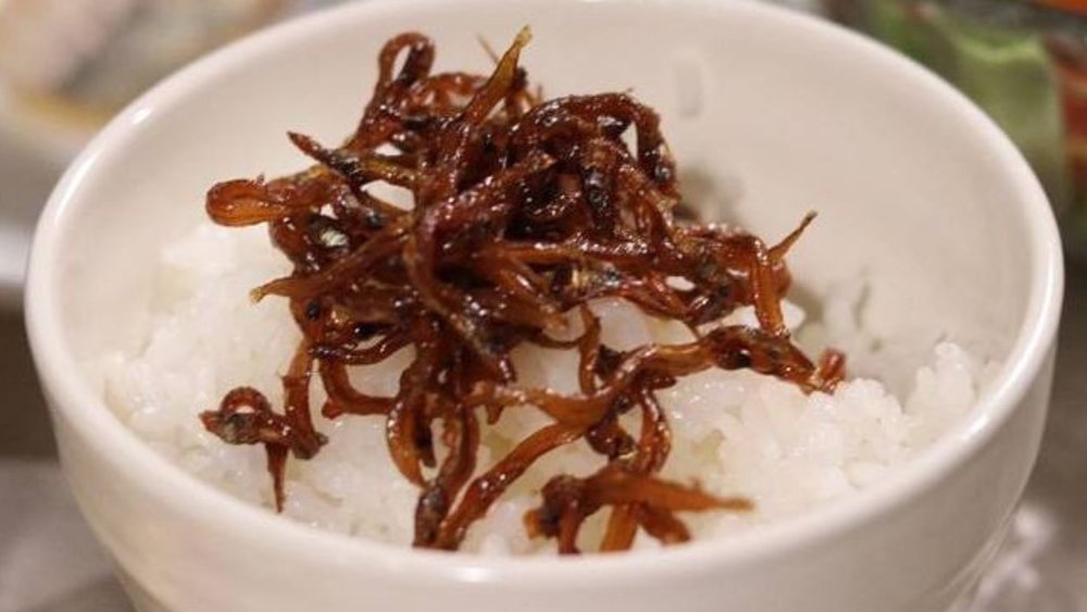 Have a spoonful of steaming white rice topped with some Ikanago! Credits to @akuyamuk on Instagram