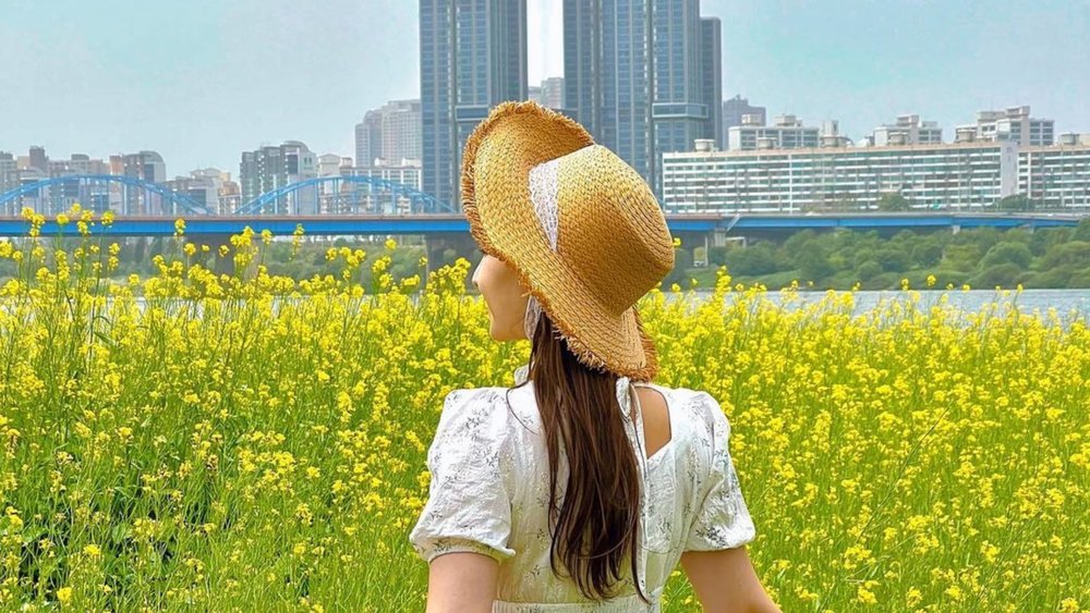 The live performances make exploring the flower field much more fun. Credits to @hasmik_nik on Instagram