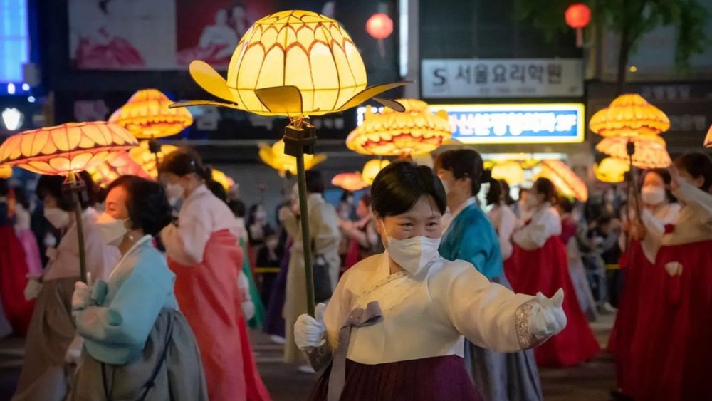 Don't miss out on one of the most beautiful cultural events in South Korea. Credits to @floatationmarks on Instagram