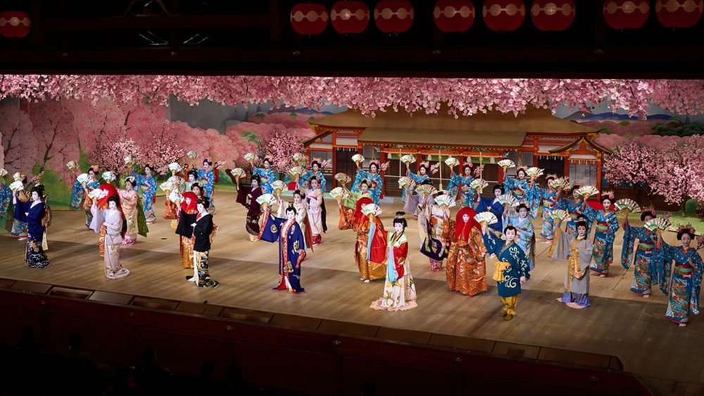 Catch a performance by the amazing geisha and maiko. Credits to @miyako_odori on Instagram