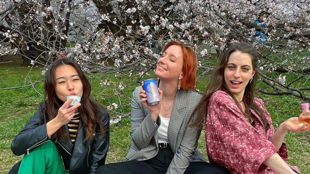 Call your friends and have a picnic by the cherry blossom trees! Image credits to @tokyocreative.jp on Instagram.