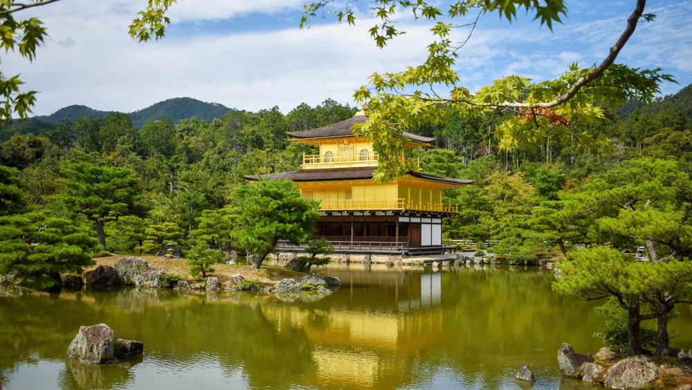 Get dazzled by the *literal* glittering charm of the Kinkaku-ji Temple! Image credits @elenoosh on Unsplash
