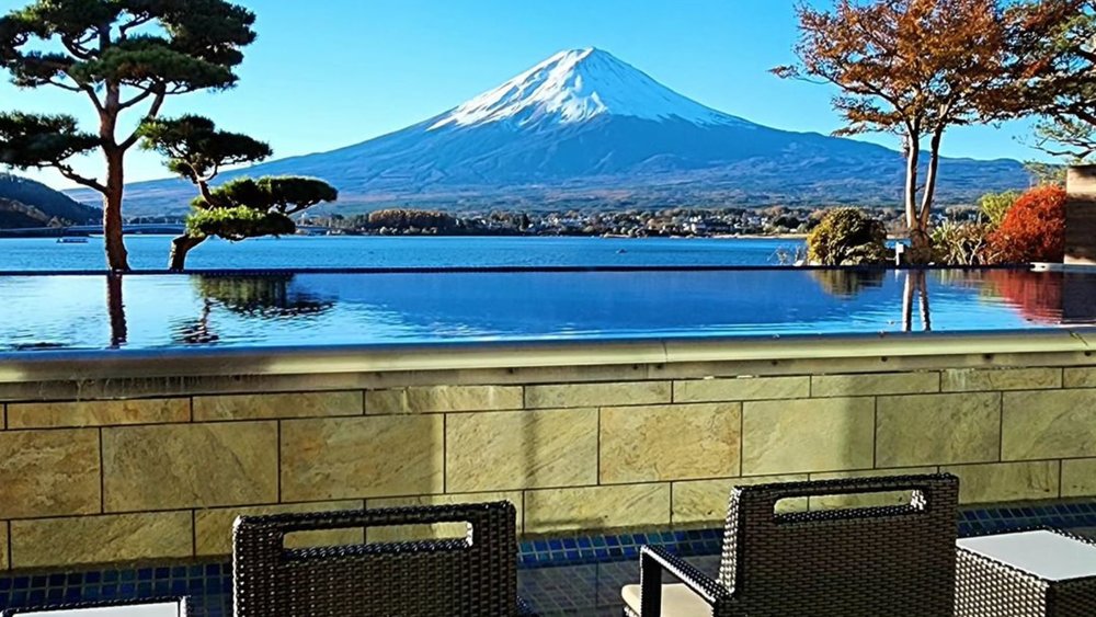 Mount Fuji looks even more breathtaking from Shuhoukaku Kogetsu Ryokan. Credits: @mne.life on Instagram