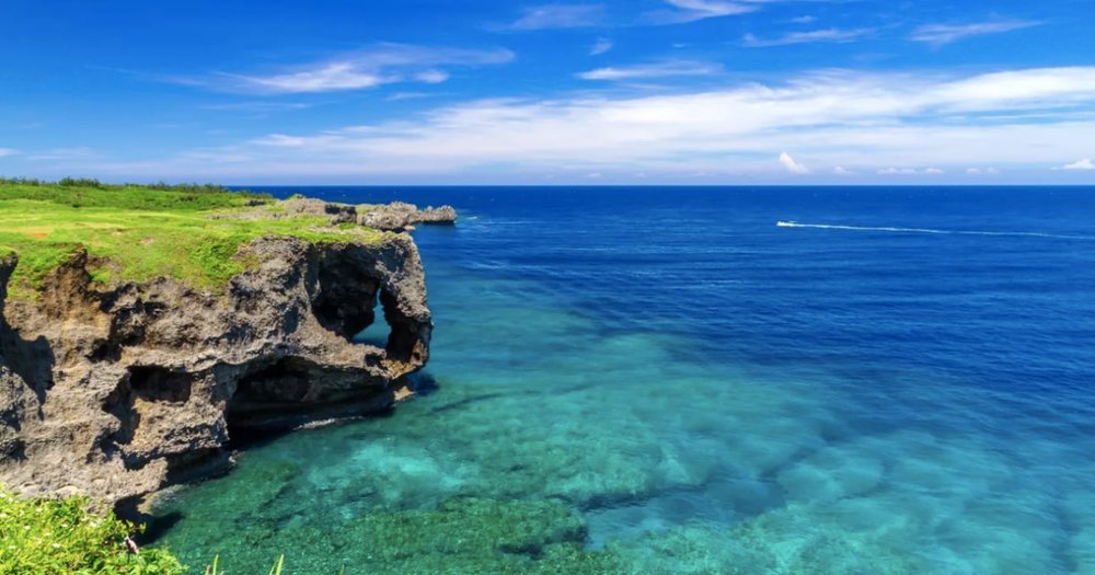 Beat the heat by plunging into the waters of Okinawa Islands as the sun shines! Credits to Klook