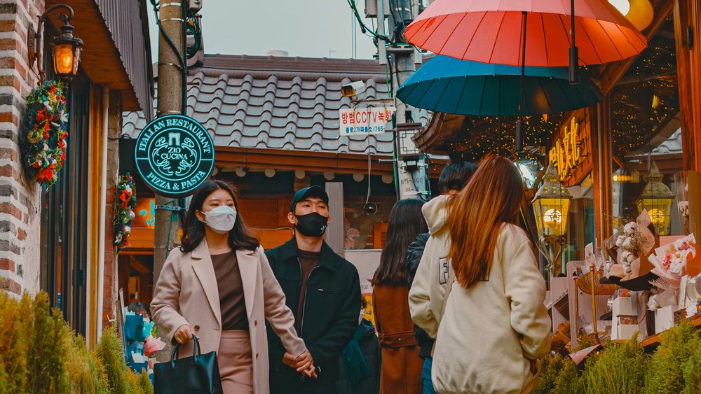 With a warmer average daily temperature during spring, you can take relaxing strolls around Myeong-dong! Credits to @parlonscoree on Unsplash