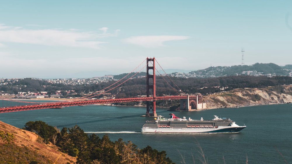 See the city on a boat that stops by all the iconic spots! Credits to @taylorcole on Unsplash