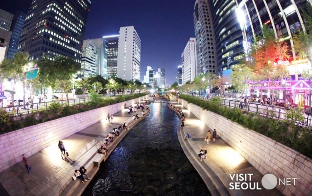 Stroll along the Cheongyecheon stream