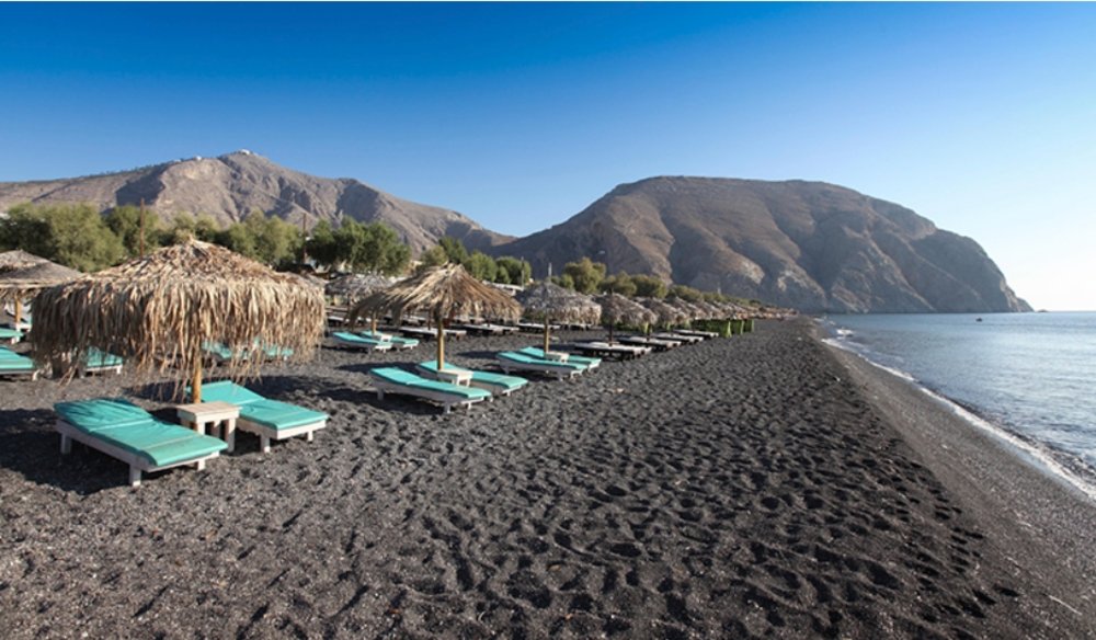 เครดิตภาพ: หาดทรายสีดำ จากเว็บเพจexpedia.co.th อ้างอิงภาพจากiStockphoto