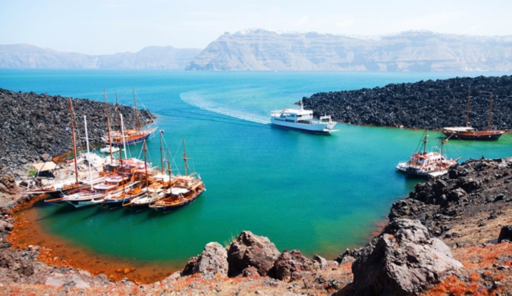 เครดิตภาพ: เกาะภูเขาไฟ Nea Kameni จากเว็บเพจexpedia.co.th อ้างอิงภาพจากiStockphoto