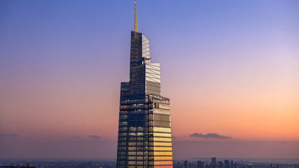 One Vanderbilt casually blessing New York City residents with the greatest city sunset view. Image credits to Klook