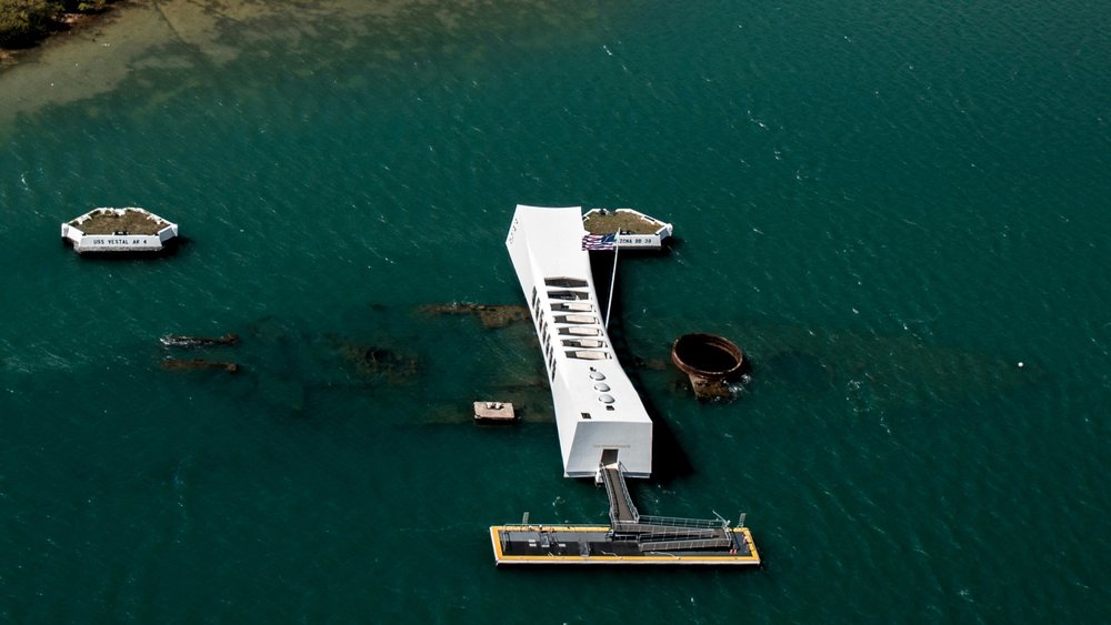 Home to historical spots like the USS Arizona Memorial, the Aloha Tower, and the Pearl Harbor, Downtown Honolulu is the go-to for history buffs!  Credits: @mischievous_penguins on Unsplash