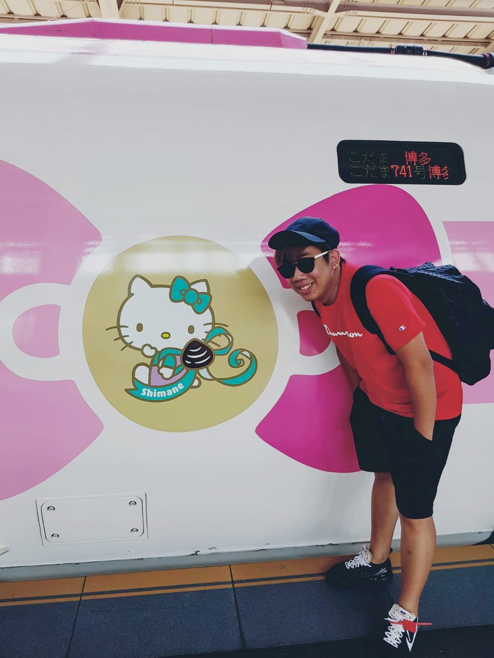 Hello Kitty Shinkansen Exterior