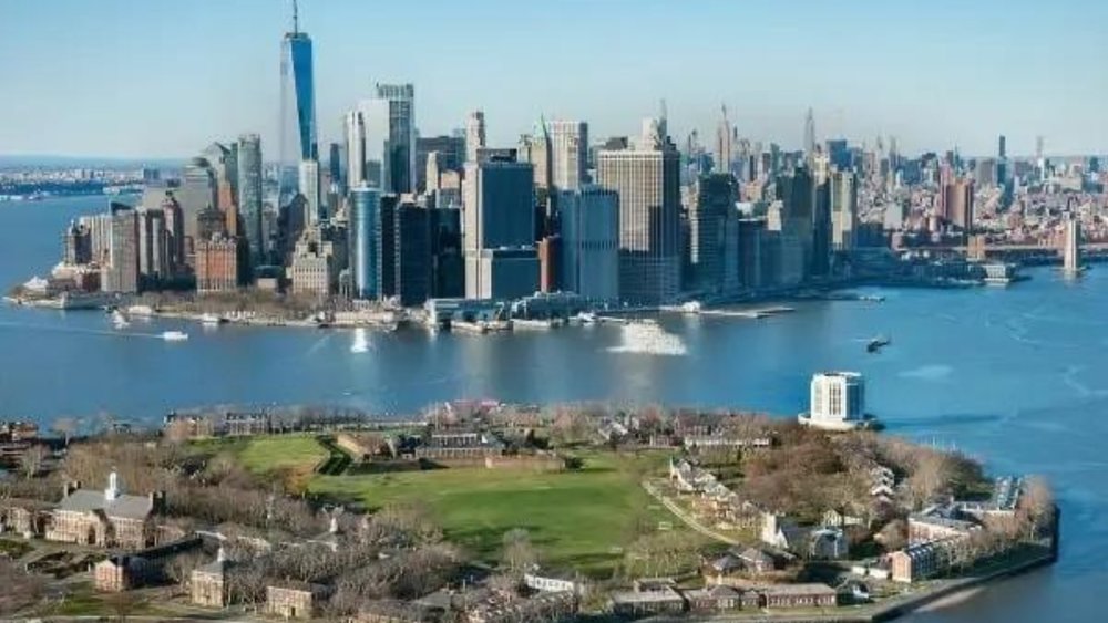 See the concrete jungle from a sky-high angle!