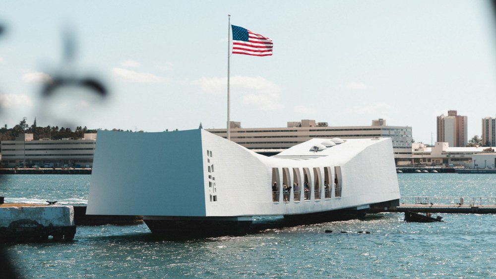 Learn more about the events that unfolded in Hawaii during WWII and pay tribute to its fallen heroes. Credits: Tim Mossholder on Unsplash