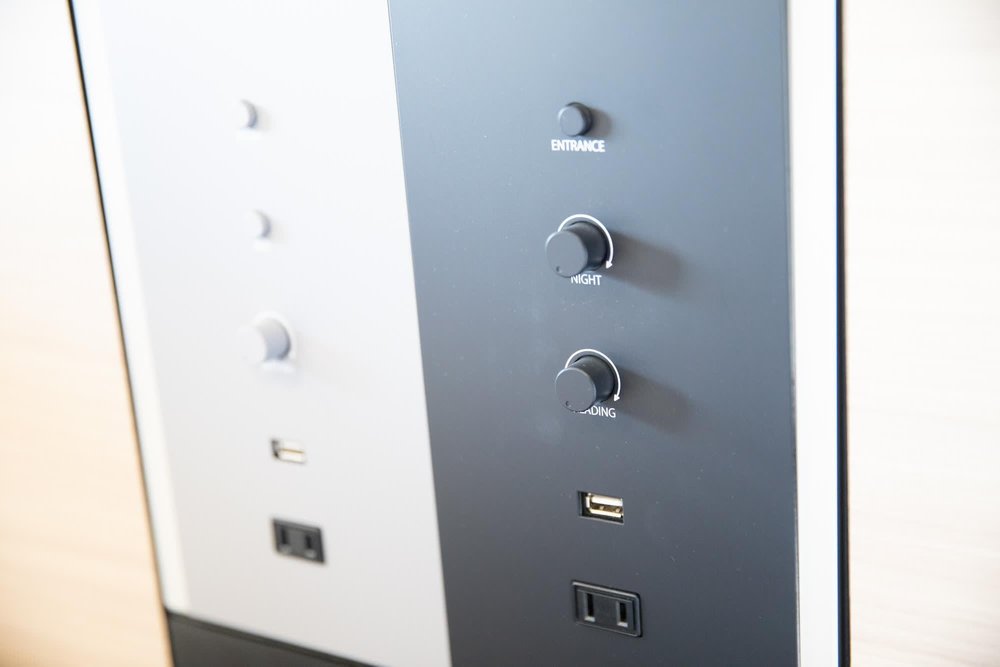 日暮里阿爾蒙特飯店客房電源開關、插座都在床邊超方便