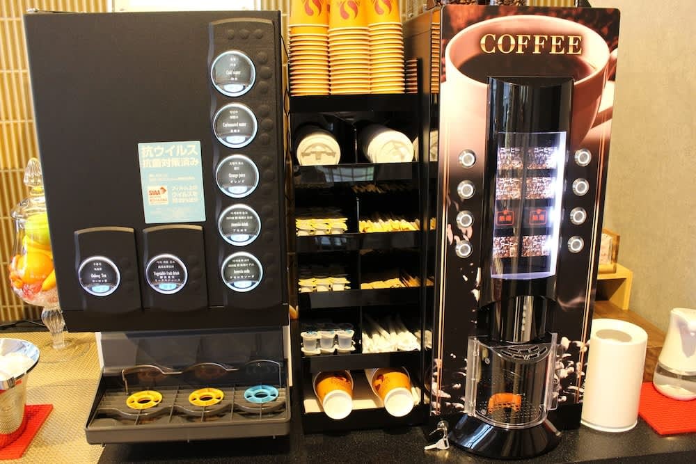 日暮里阿爾蒙特飯店餐廳提供飲料吧可自由取用