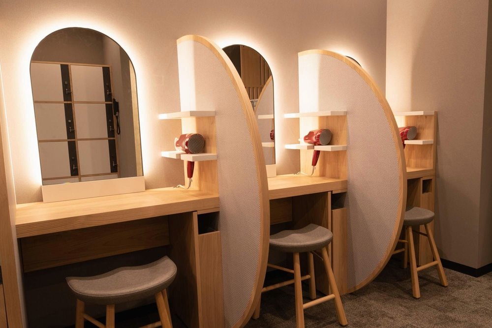 日暮里阿爾蒙特飯店大浴場裡的梳化區