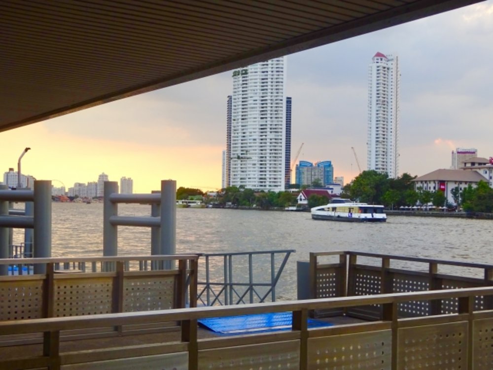 バンコク サトーン船着場 無料シャトルボート