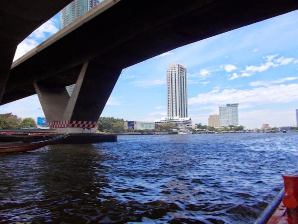 バンコク サトーン船着場 無料シャトルボート