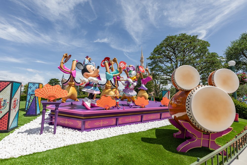 minnie mouse, daisy duck, and other disney characters in tokyo disneyland