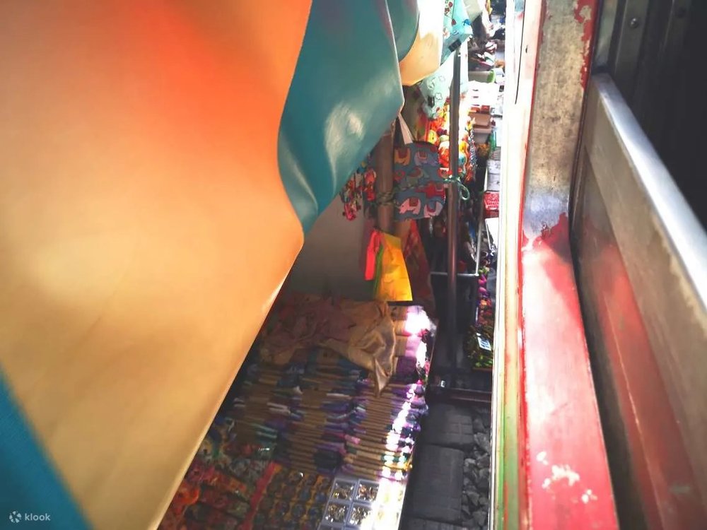 メークロン線路市場 車窓からの景色