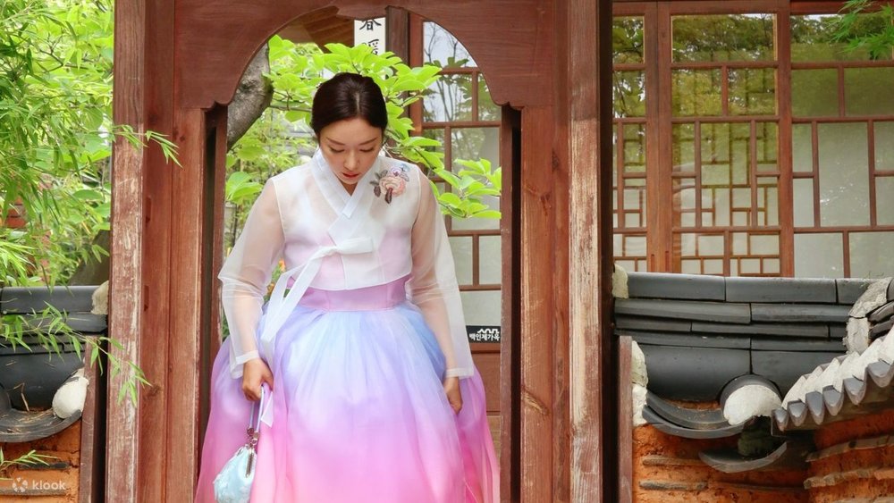 lady in hanbok