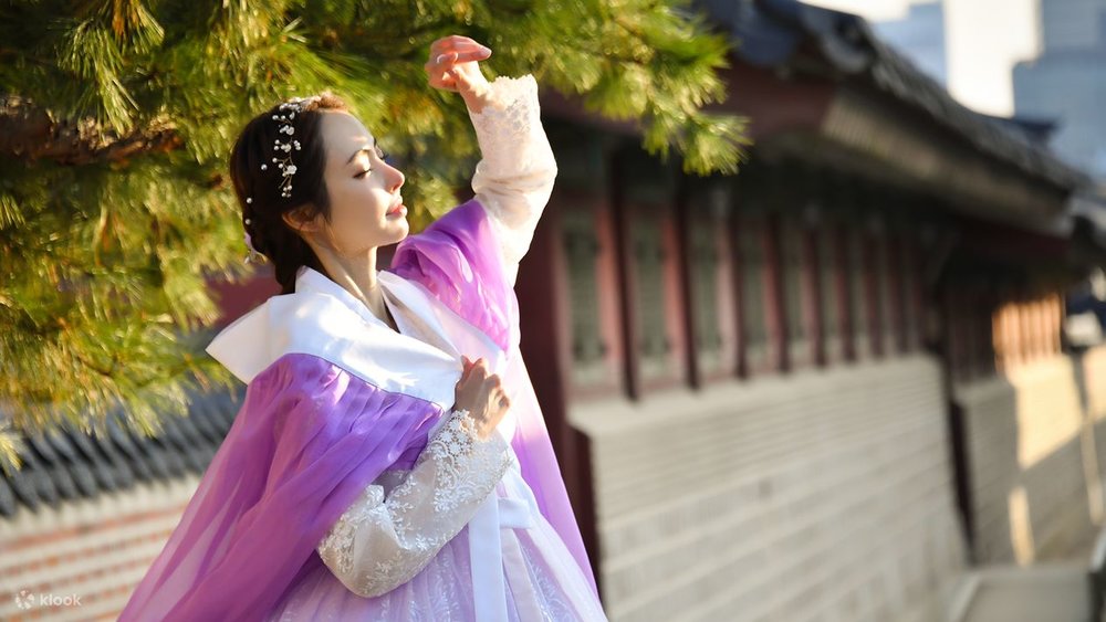 lady in hanbok in palace grounds