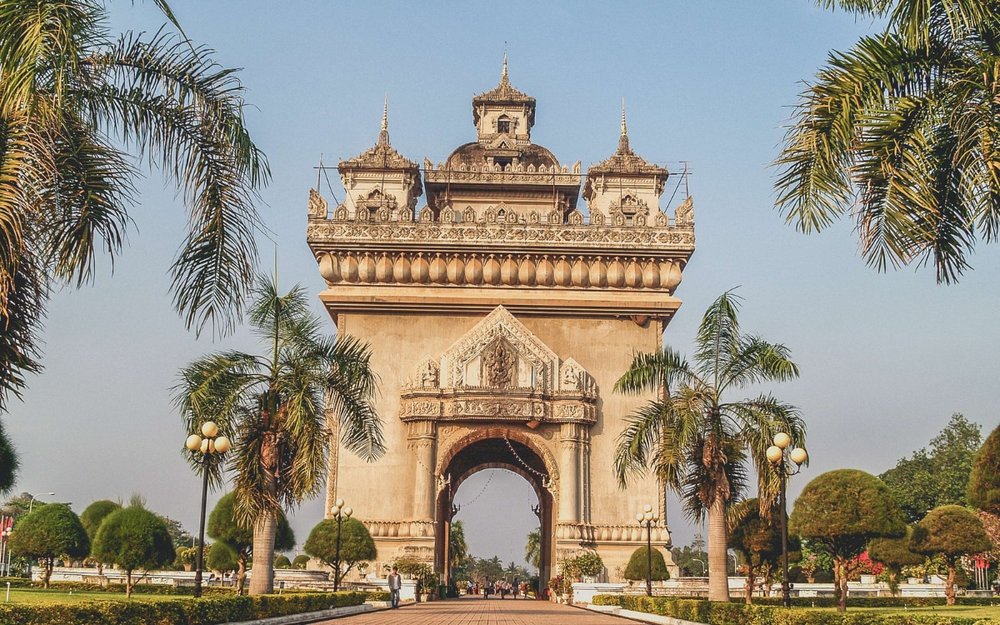 Buổi Trưa: Check-In Và Khám Phá Biểu Tượng Patuxay