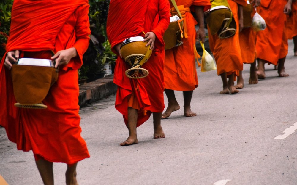 Buổi Sáng: Trải Nghiệm Nghi Lễ Khất Thực - Nét Đẹp Tâm Linh Của Xứ Triệu Voi