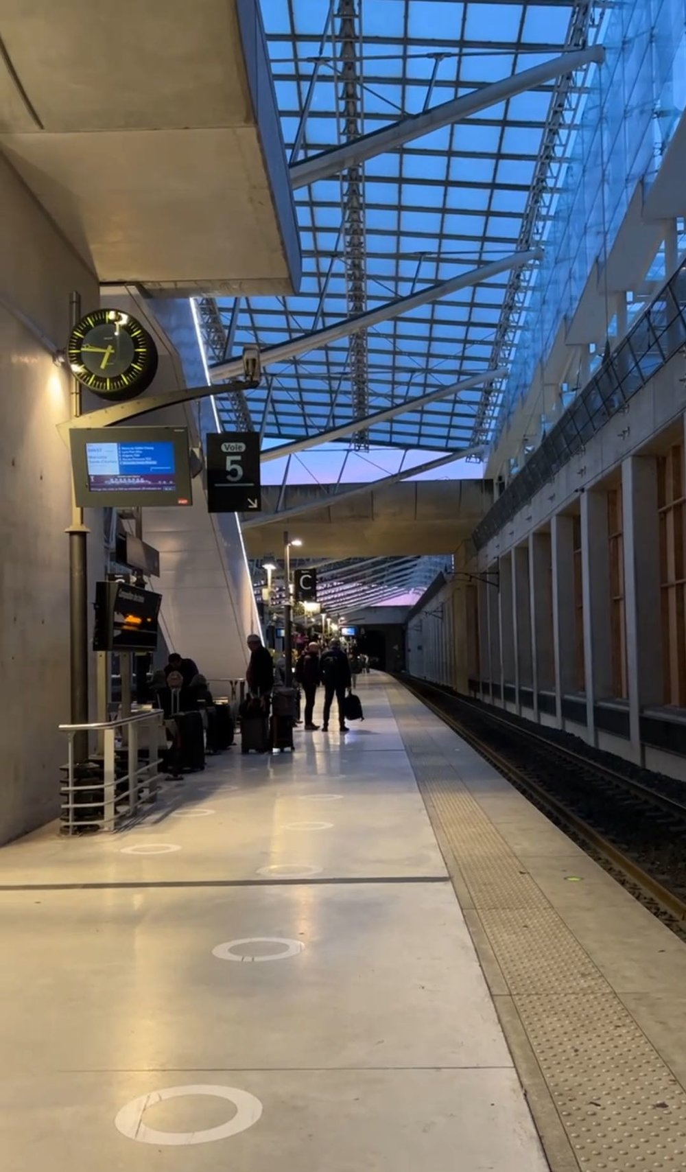 シャルル・ド・ゴール空港　駅のホーム　TGV フランス