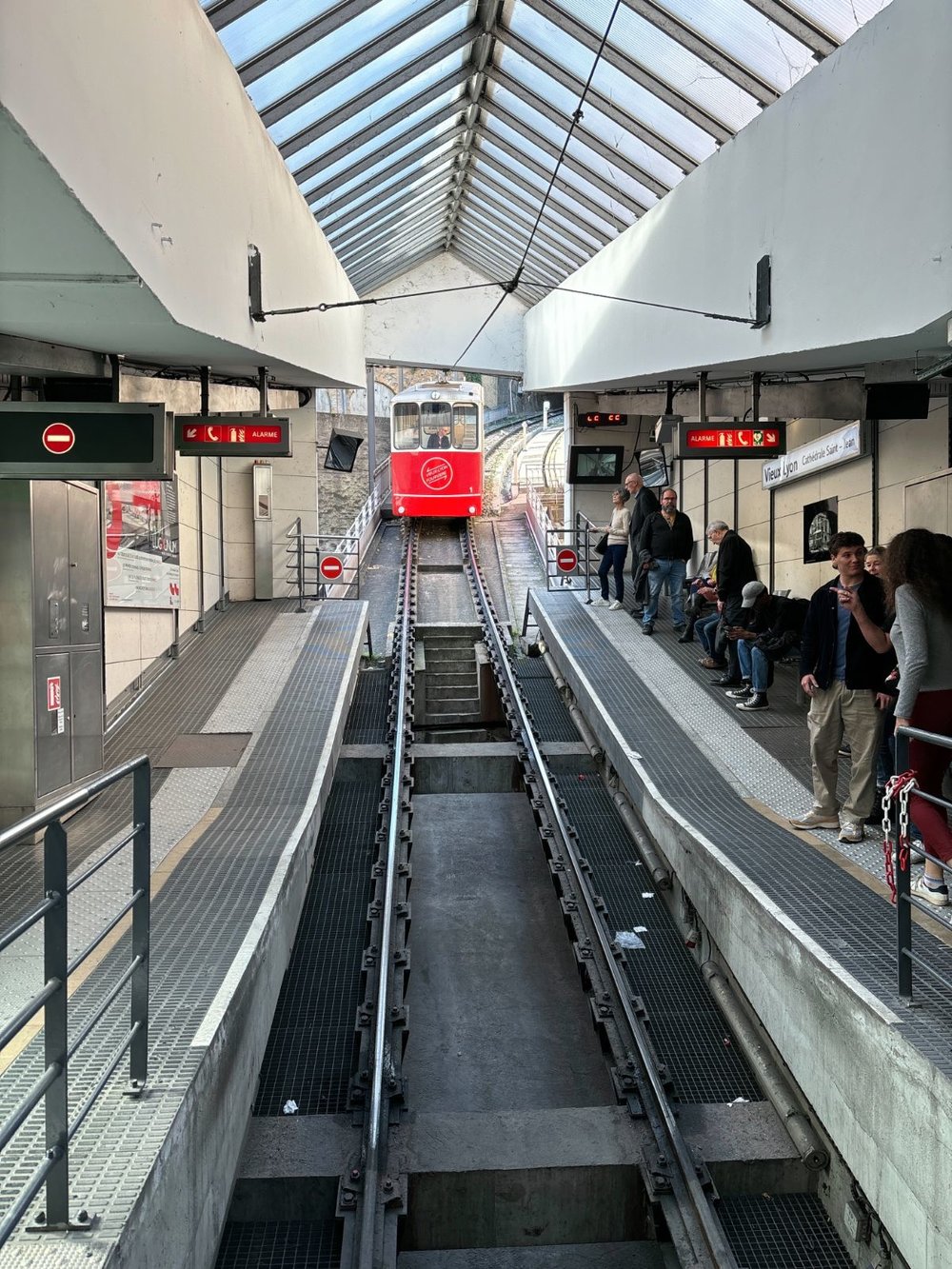 FR フランス リヨン [電車（正面）]