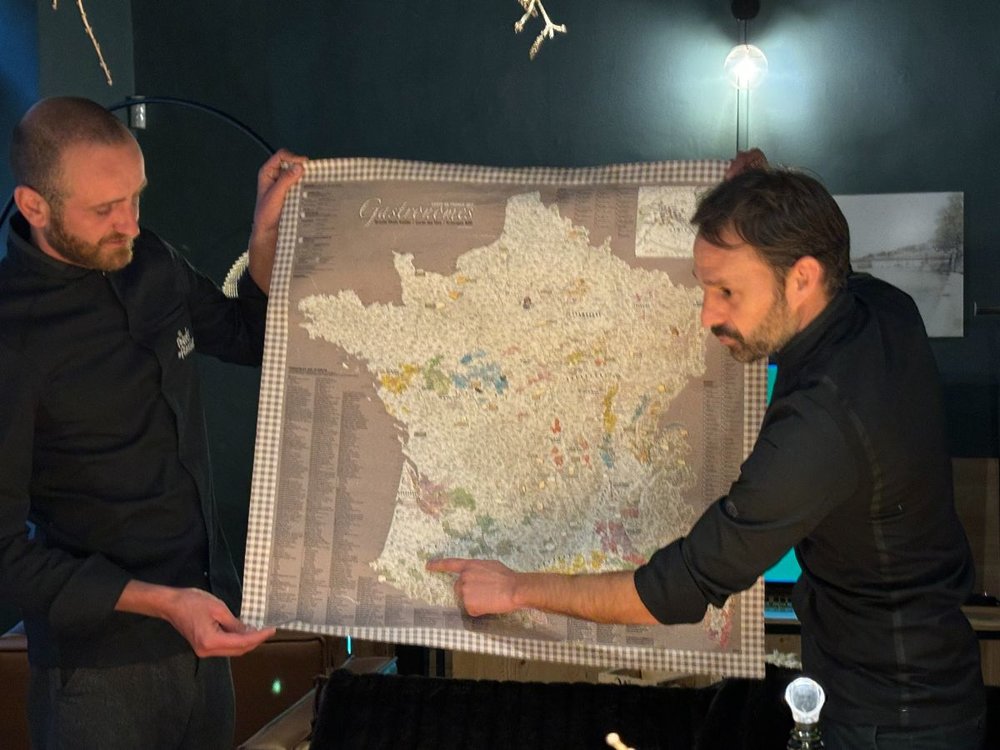 FR フランス リヨン [地図と男性]