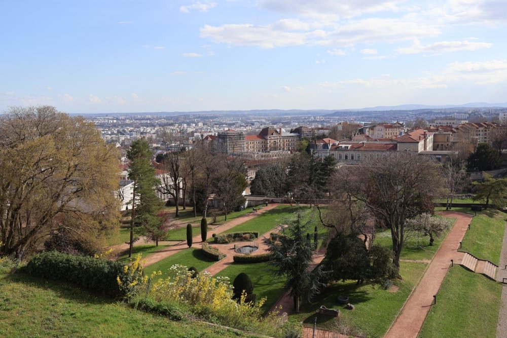 FR フランス リヨン ガロ・ロマン文明博物館からの眺め フルヴィエール・古代ローマ劇場周辺