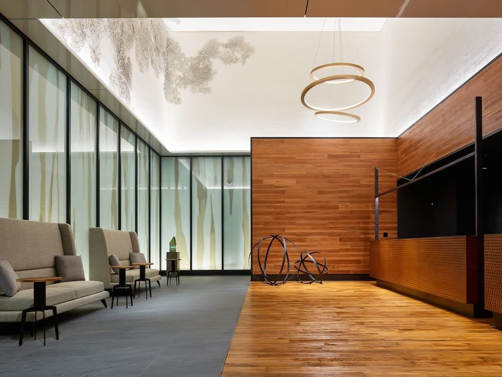 三井花園飯店神宮外苑東京普米爾大廳設有環形照明