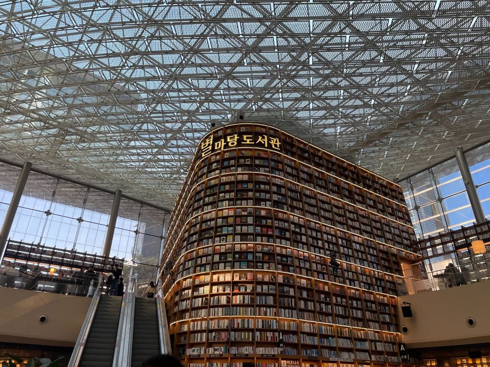 韓国・ソウルの人気カフェ10選!渡韓歴5年のライターが厳選 4. Arabica Seoul Starfield Library(江南)