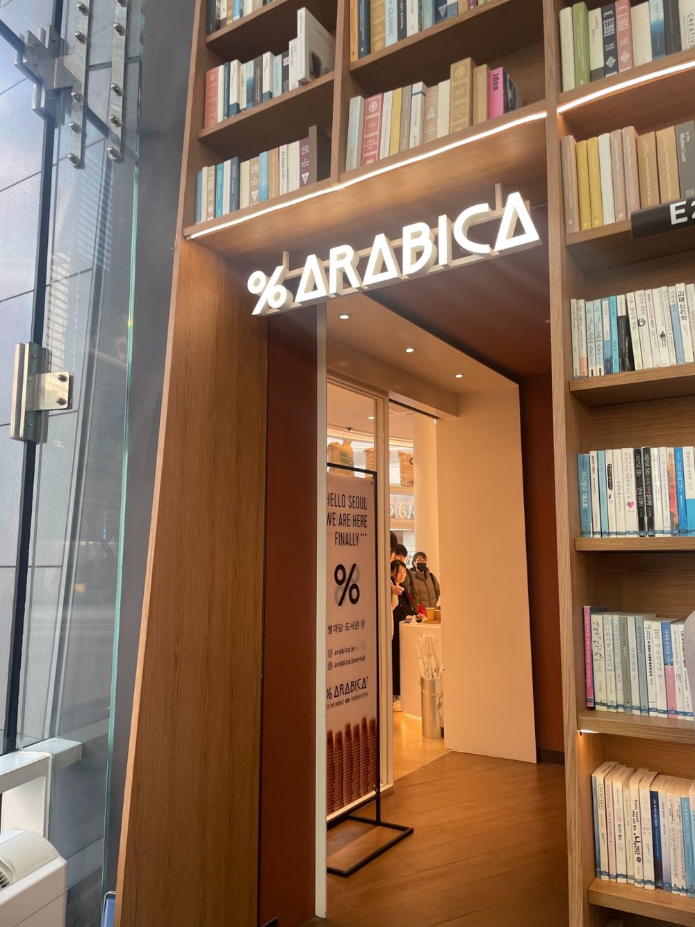 韓国・ソウルの人気カフェ10選!渡韓歴5年のライターが厳選 4. Arabica Seoul Starfield Library(江南)②