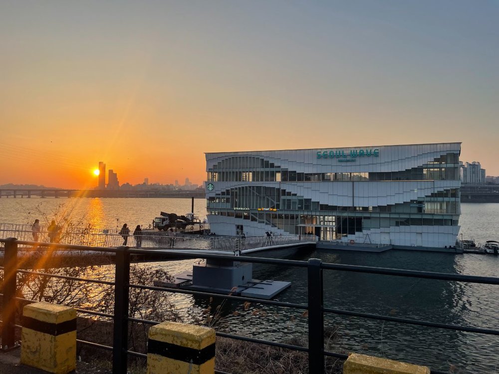 韓国・ソウルの人気カフェ10選!渡韓歴5年のライターが厳選 7.スターバックスコーヒーSEOUL WAVE店(蚕院)