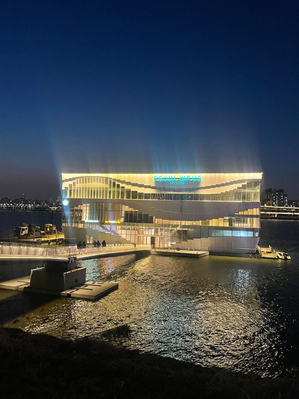 韓国・ソウルの人気カフェ10選!渡韓歴5年のライターが厳選 7.スターバックスコーヒーSEOUL WAVE店(蚕院)②