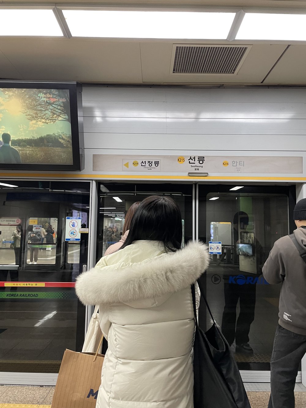 waiting in line seoul subway