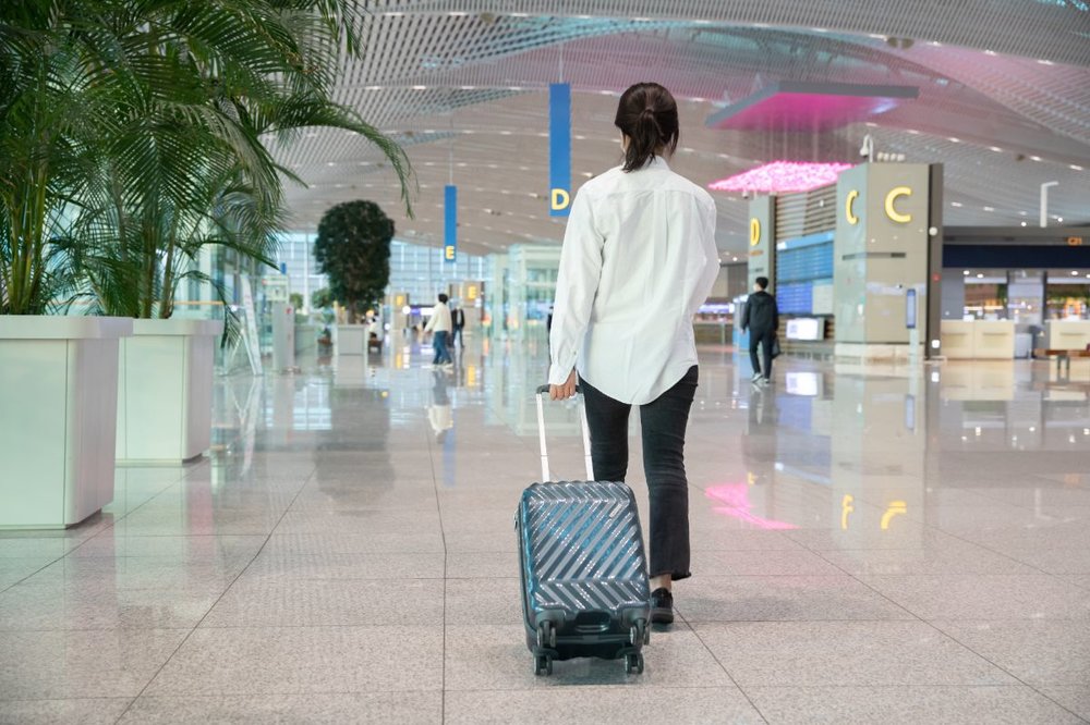 韓国のカジノ付き高級ホテル13選！アクセス方法は？　キャリーケースを引く女性