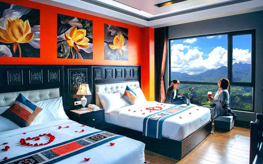 Room overviewing the mountains of Da Nang